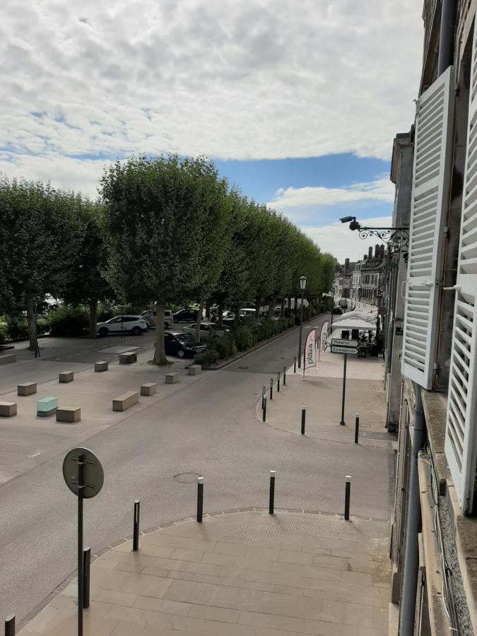 Et Au Pied Coule Riviere, Situation Et Vue Ideales Apartment Auxerre
