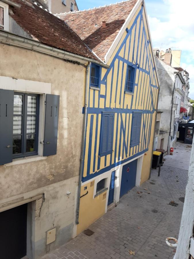 Et Au Pied Coule Riviere, Situation Et Vue Ideales